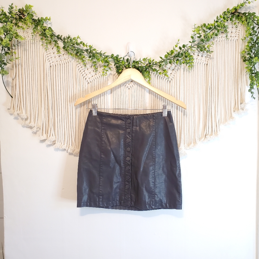 FREE PEOPLE Black Vegan Faux Leather Button Front Mini Skirt sz XS - Picture 3 of 8